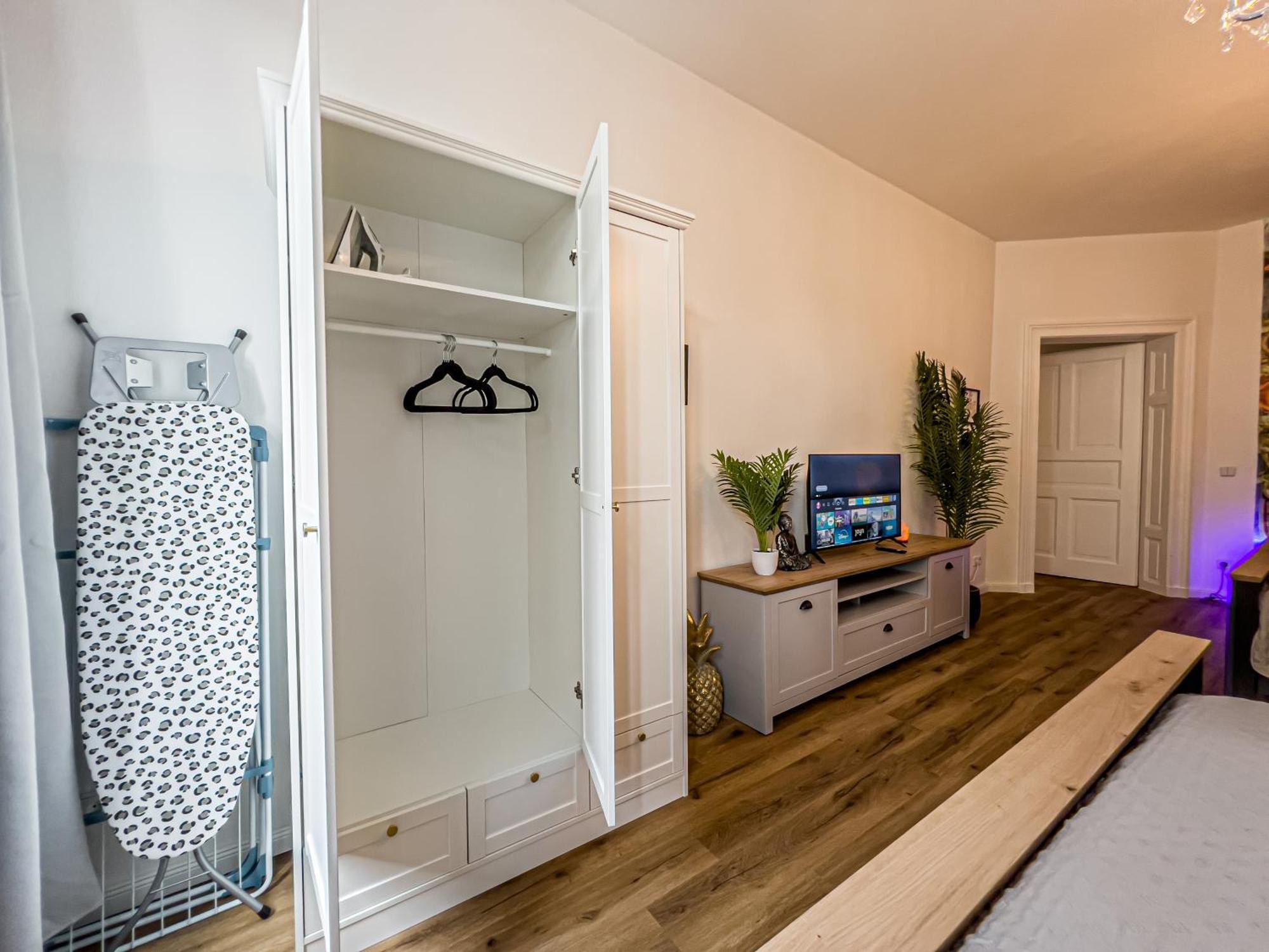 Grosse 3 Schlafzimmer Unterkunft Mit Kueche, Bad, Waschmaschine & Balkon Am Zoo Leipzig Exterior foto