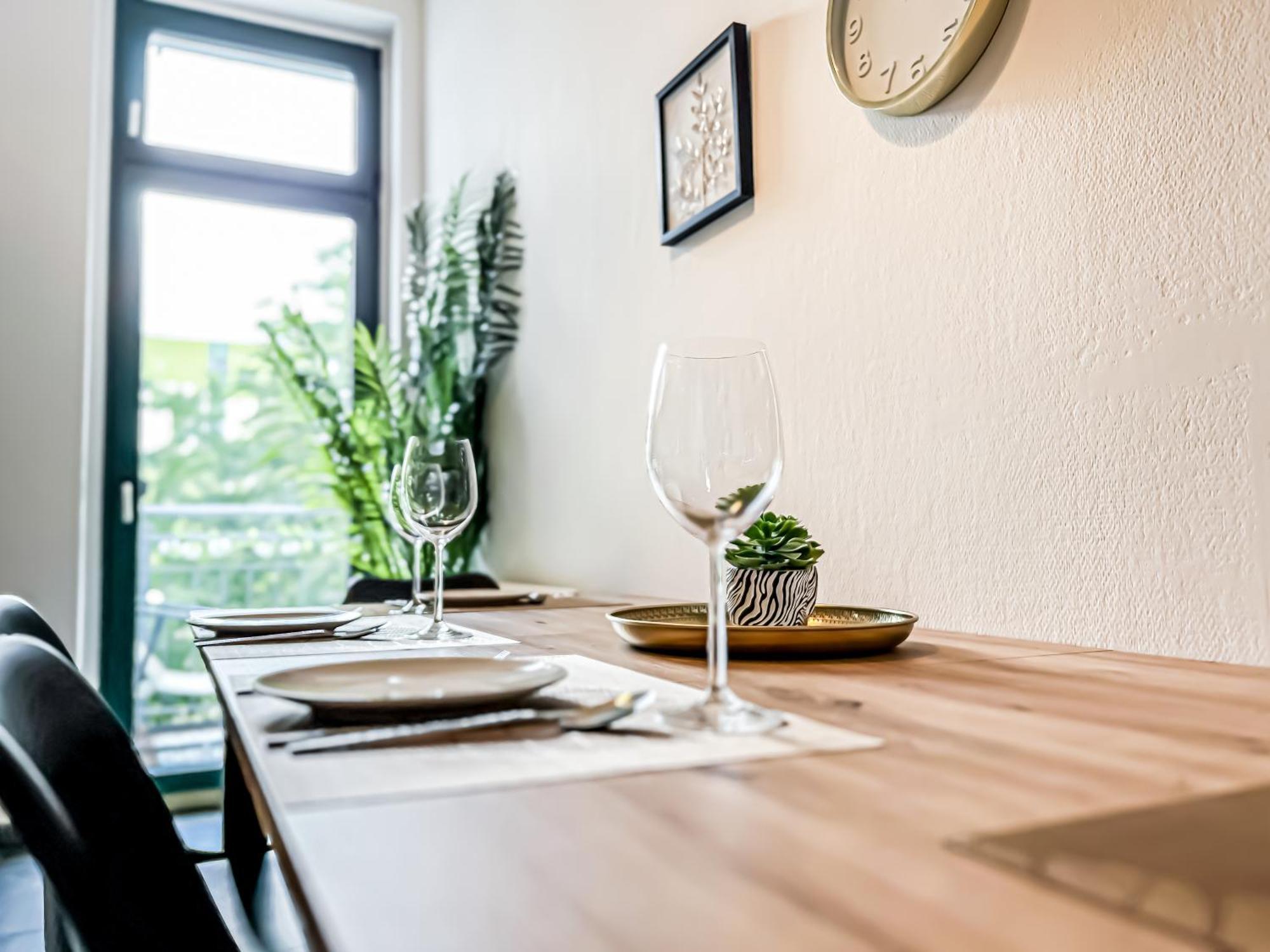 Grosse 3 Schlafzimmer Unterkunft Mit Kueche, Bad, Waschmaschine & Balkon Am Zoo Leipzig Exterior foto